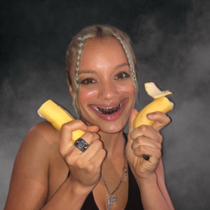 海南裸休美女撒尿露脸视频
